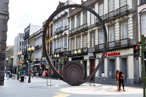 The “Spiral of the wind” (Espiral del viento) bronze sculpture was created by Martín Chirino