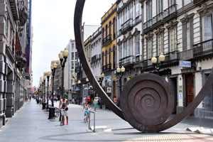 The “Spiral of the wind” (Espiral del viento) bronze sculpture is located on Calle Triana street