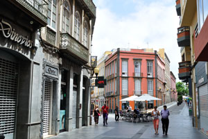 Calle Mayor de Triana and Calle San Pedro streets create a sharp angle in this place of their connection