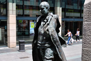 The sculpture of Juan Negrín López was created by Juan Bordes Caballero in 1993