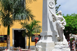 This monument is installed in front of the “Biblioteca Insular de Gran Canaria” public library