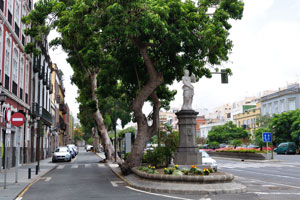 The statue of a woman with a bunch of grape is on Calle Juan de Quesada street