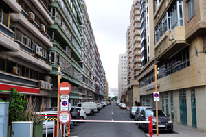 This lane stretches between Avenida Rafael Cabrera and Calle Francisco Gourié streets