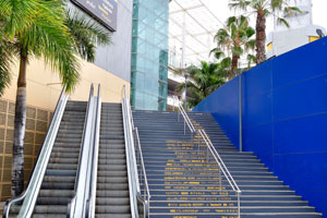 This outdoor escalator leads to “Centro Comercial El Muelle” shopping mall