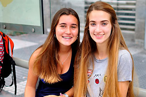 Two charming Spanish teenage girls are at Mesa y López (C.S. Alcaravaneras) bus stop