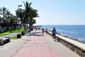 Paseo de las Meloneras seafront leads to the Maspalomas Lighthouse