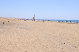 A lifeguard booth is located on Maspalomas beach