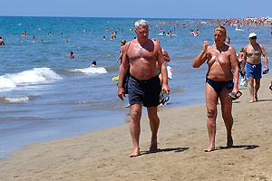 The shapes of the naturists on Maspalomas beach were not all so lovely and created a few giggles for us
