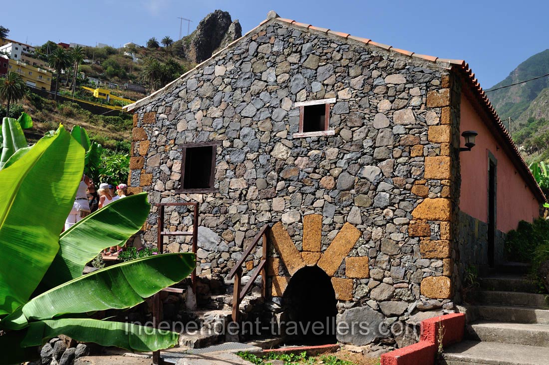 This building is located on the territory of &ldquo;Molino de Gofio Los Telares&rdquo; garden
