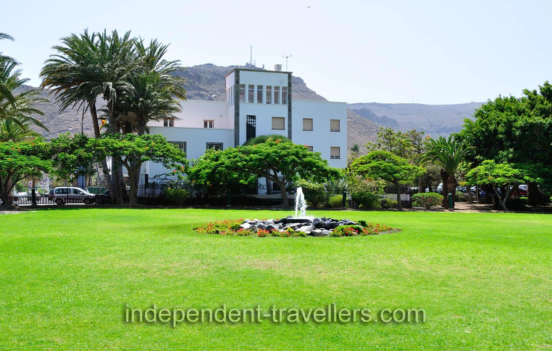 The fountain is functioning in Torre del Conde park