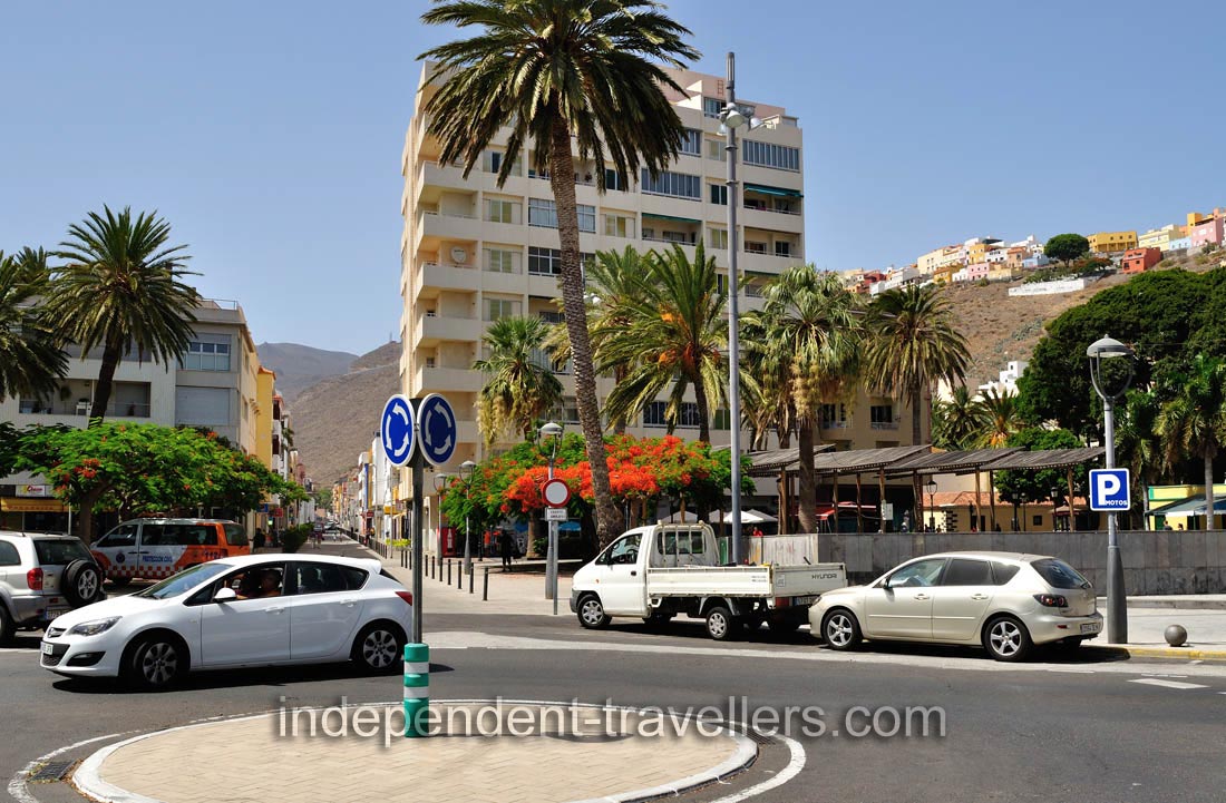 This roundabout between Avenida de los Descubridores and Calle de Ruiz de Padrón has the following geo coordinates: 28°05′24.37″N 17°06′37.19″W
