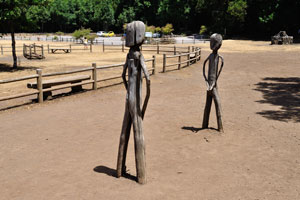 There are wooden statues of Gara and Jonay in Laguna Grande park