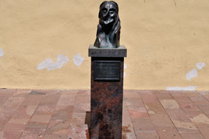 Modernistic bust of Columbus is implemented by Mexican sculptor Raúl de la Rosa on a column