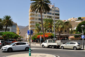 This roundabout between Avenida de los Descubridores and Calle de Ruiz de Padrón has the following geo coordinates: 28°05′24.37″N 17°06′37.19″W