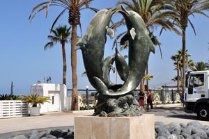 The sculpture of dolphins