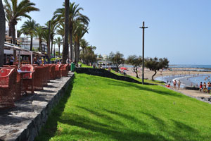 Discover Playa de Troya beach, the epicenter of party and fun in Playa de las Américas and Tenerife