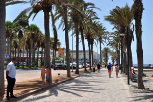 This lovely esplanade goes along Playa de las Américas beach