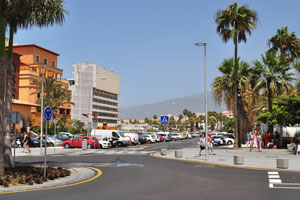 This roundabout connects Avenida de Rafael Puig Lluvina avenue to Avenida de las Américas avenue