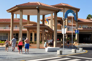 “Centro Comercial Vista Sur” shopping mall as seen from Paseo Piconera street
