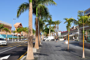 This section of Avenida de las Américas avenue lays between Centro Comercial Safari shopping mall and Palace of Congress