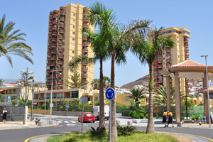 This roundabout connects Avenida de las Américas avenue to Paseo Piconera and Paseo Tarajal streets