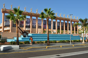 Palace of Congress is built on a palm lined avenue, Avenida de las Américas