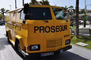Prosegur armoured van rides along Paseo Orinoco