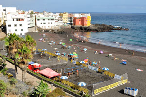 Playa Maria Jiménez beach is equipped with sport grounds