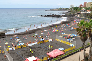 The sports playground of Playa Maria Jiménez beach is occupied always