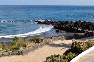 This paved promenade belongs to Playa Maria Jiménez beach