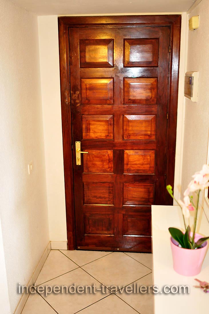 This is the vestibule in the apartment where we stayed in the &ldquo;San Marino&rdquo; apartment complex