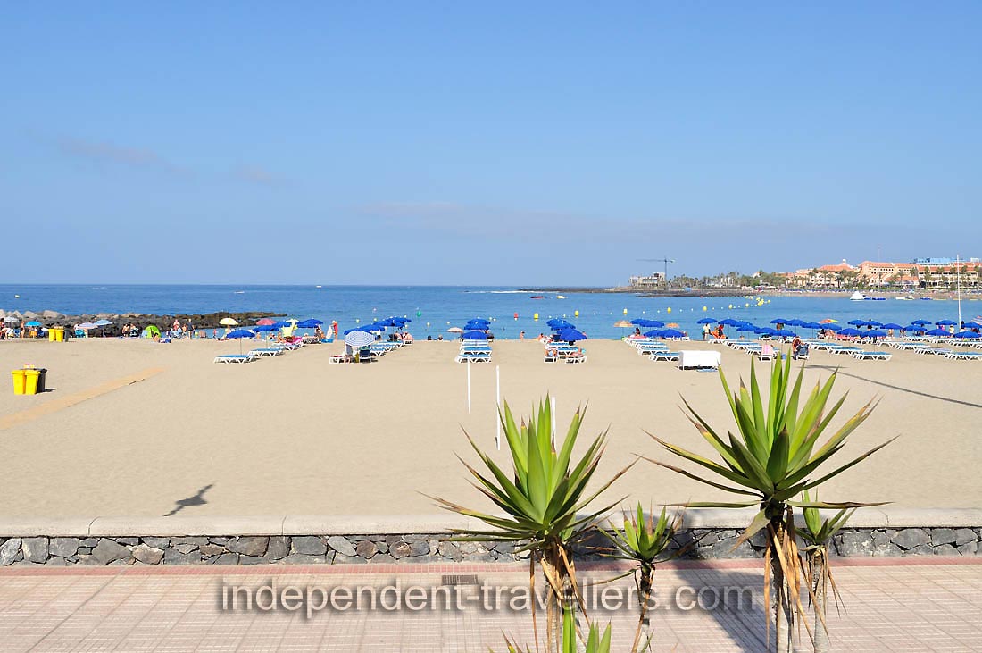 Playa de Las Vistas beach as seen from Calle Espigón del Benchijigua street