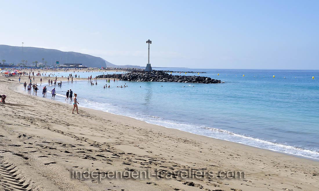 As a decorative element there is a large source in the center of Playa de Las Vistas beach where water emanates from the deeper areas of the beach