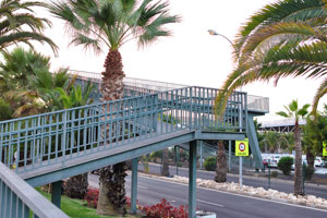 The footbridge spans across Avenida de Chayofita street