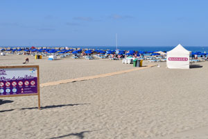 A massage service is available on Playa de Las Vistas beach