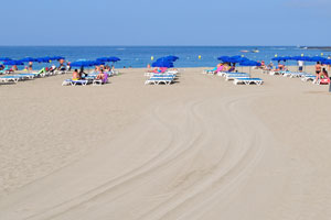 There are a lot of space on Playa de Las Vistas beach, so no overcrowding
