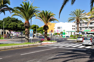 This roundabout connects Avenida de Ámsterdam, Bulevar Chajofe and Avenida de Los Playeros