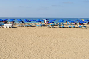 There is a wide stretch of sand with sunbeds and parasols for hire on Playa de Las Vistas beach