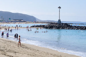 As a decorative element there is a large source in the center of Playa de Las Vistas beach where water emanates from the deeper areas of the beach