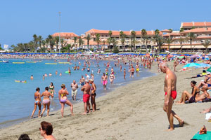 Playa de Las Vistas beach is located close to lots of bars, restaurants and shops