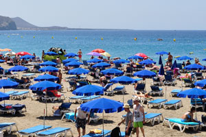 Playa de Las Vistas beach is very clean and there are plenty of sun beds and parasols for hire