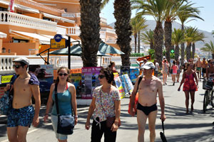 The representatives of different travel agencies are available on Paseo de Las Vistas