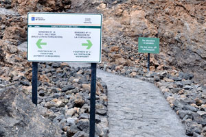 The information panel informs that a permit is required for the trail #10 “The Mount Teide crater”