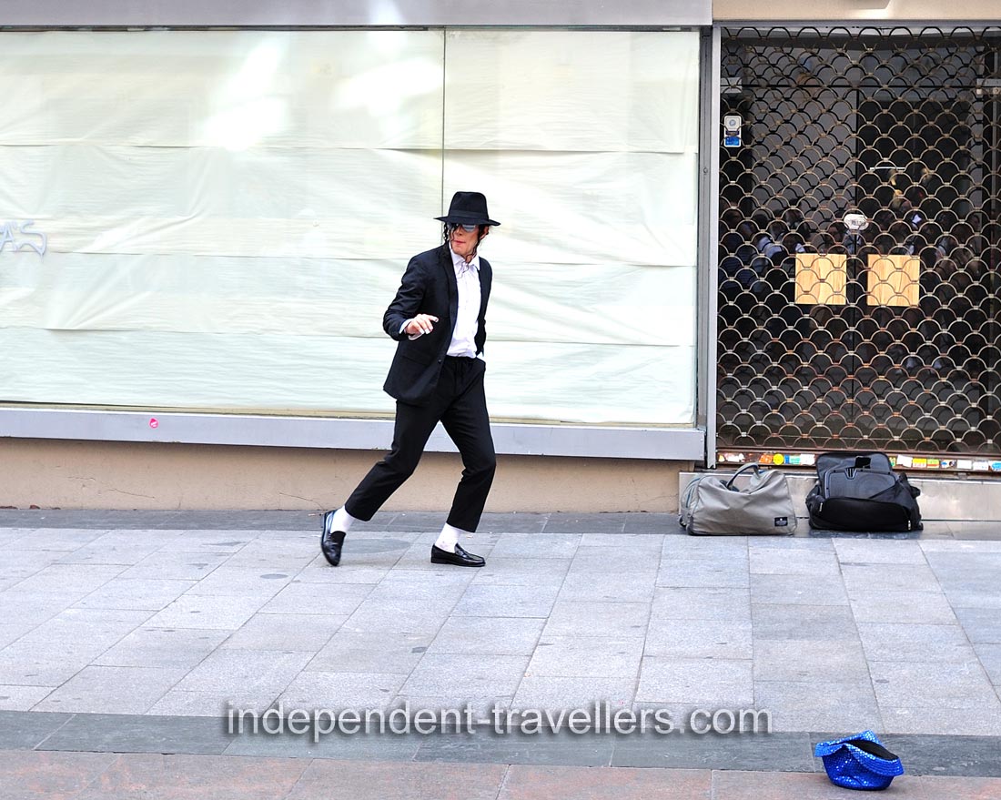 &ldquo;Michael Jackson&rdquo; performs on Calle de Preciados street