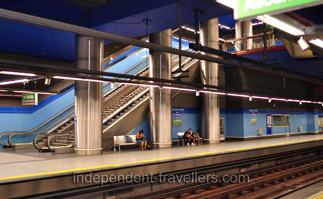 This is the interior of Colonia Jardín subway station