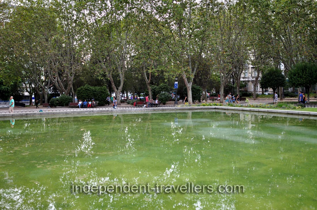 This is the tiny shallow pond of Plaza de España