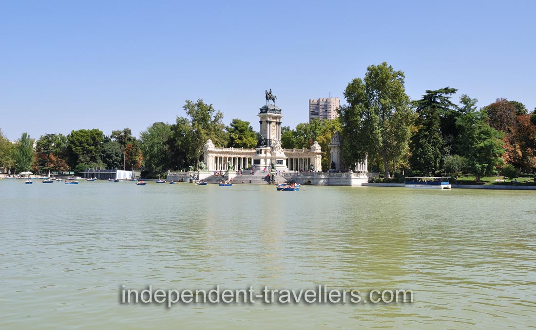 Estanque Grande del Retiro pond