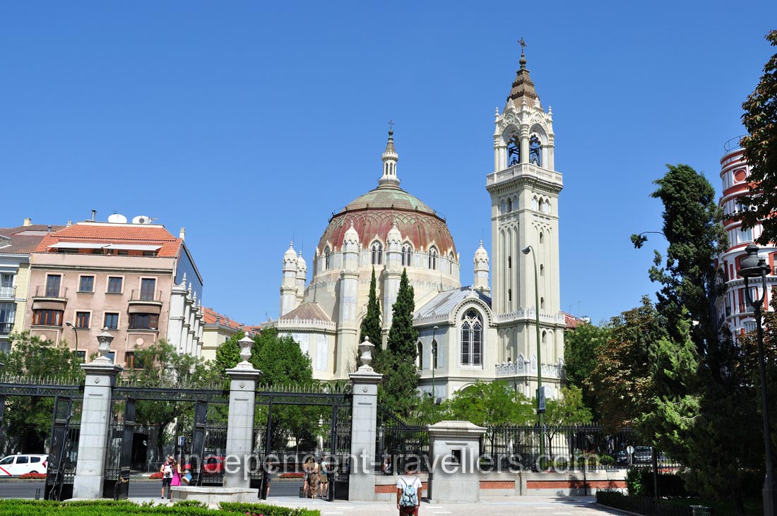 Parroquia de San Manuel y San Benito catholic church is located near the northern side of the park