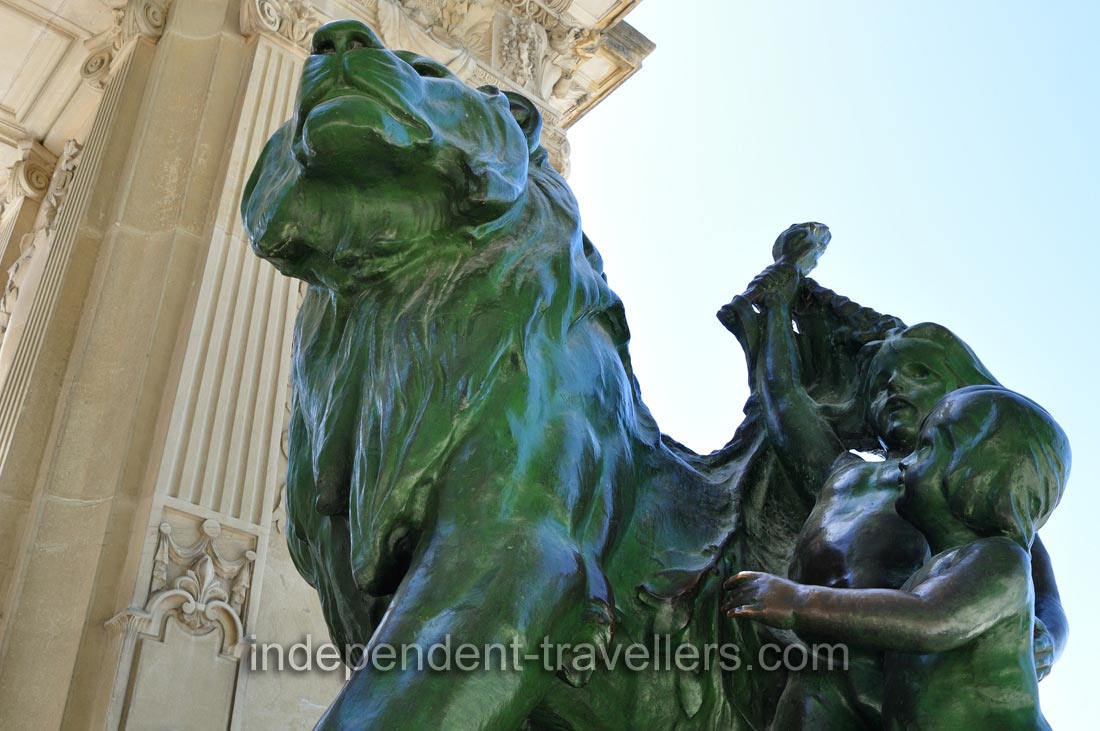 One of the four stone lions carved by Agapit Vallmitjana i Abarca and Pedro Estany