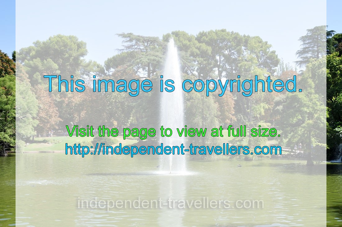 The fountain is installed in the pond of Cascada Parque El Retiro water park